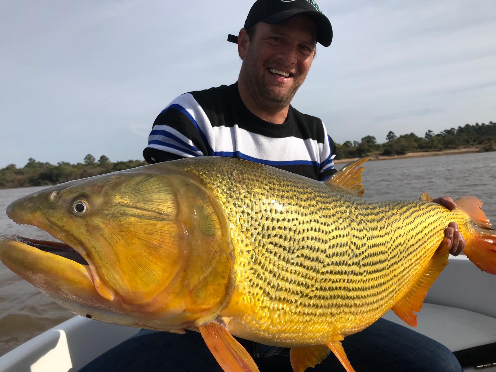 Marcelo Biassini con un gran dorado